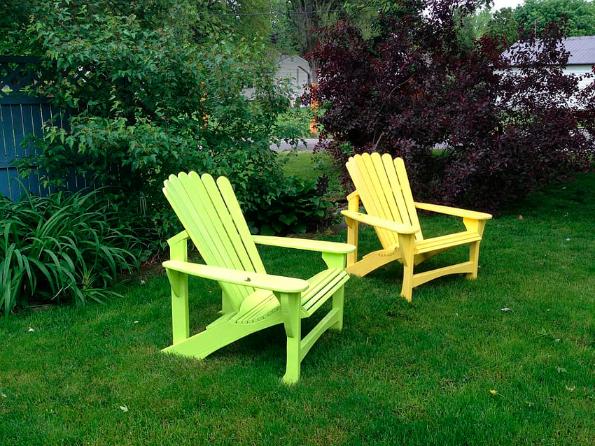 tumbonas coloridas de jardín en forma de silla